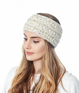 Détail de la maille mouchetée sur un bandeau d'hiver crème avec doublure en polaire