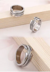 Détail d'une bague triple épaisseur en acier inoxydable avec motif flèche en cristal