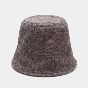 Gros plan du bob en peluche marron foncé montrant la texture douce en laine d'agneau