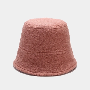 Gros plan sur la texture en polaire rose et les coutures du chapeau bob d'hiver