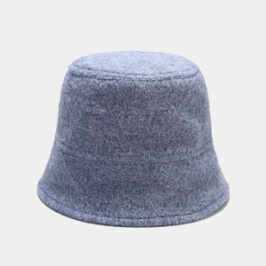 Détail d'un chapeau bob bleu clair en peluche douce avec texture en laine d'agneau