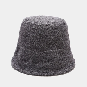 Détail de l'intérieur du bob gris foncé montrant la texture chaude en laine d'agneau