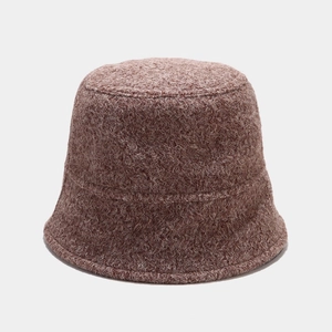 Vue détaillée de la texture du bob en polaire marron et des coutures de qualité