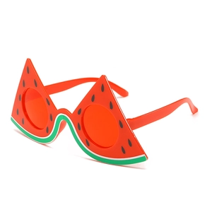 Detailaufnahme der Wassermelonen-Partybrille mit rot-grünem Fruchtscheiben-Design
