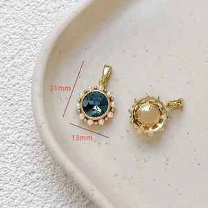 Detail of 18k gold-plated blue gemstone pendant with pearls, size 21mm x 13mm