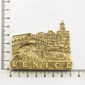 Detailed view of resin Venice souvenir magnet featuring Rialto Bridge with scale measurements