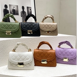 Bolsos tote de cuero PU acolchado en varios colores con asas plisadas y cierre dorado
