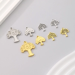 Dettaglio dei ciondoli albero della vita a forma di cuore, oro e argento