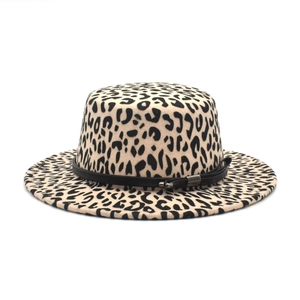 Détail d'un chapeau Fedora en laine à motif léopard avec bord plat et ruban décoratif noir