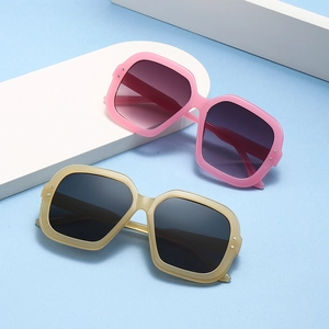 Y2K Fashion Square Oversized Sunglasses For Women UV400 Protection Plastic Frame Metal Rivet Sunglasses For Outdoor Travel