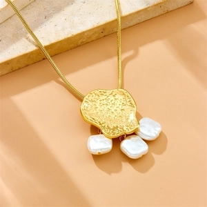 Golden stainless steel chain necklace with hammered metal pendant and baroque pearls
