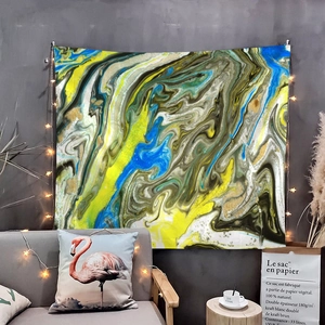 Dettaglio di un arazzo da parete con motivo astratto di marmo blu e giallo vivace