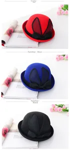 Dettaglio cappelli cloche in lana rossi, blu e neri con decorazione orecchie di coniglio in rete