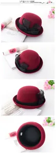 Dettaglio cappello a cloche in feltro di lana bordeaux con fiocco e velo vintage