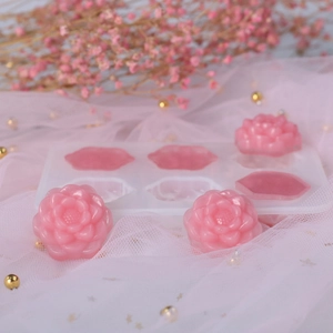 Dettaglio dello stampo in silicone a 6 cavità con saponi e gessi a forma di rosa rifiniti