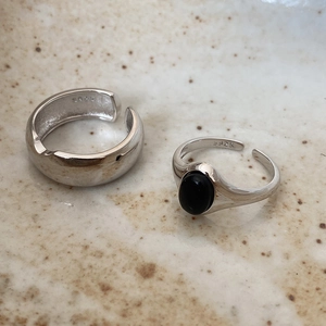 Minimalist S925 sterling silver couple rings with black onyx gemstone in silver finish