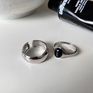 Close-up of S925 sterling silver ring set featuring a black onyx stone and wide band