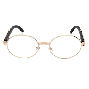 Vista frontal detallada de gafas de sol redondas de metal dorado con patillas negras en blanco