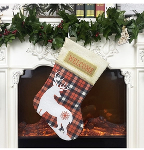 Chaussette de Noël à carreaux rouges avec motif cerf et texte Welcome suspendue à la cheminée