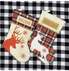 Détail de deux chaussettes de Noël en lin avec motifs renne et bannière Welcome