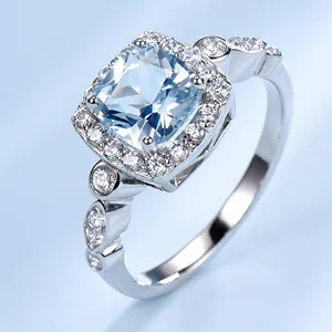 Macro di anello in argento con pietra quadrata blu e incastonatura halo scintillante