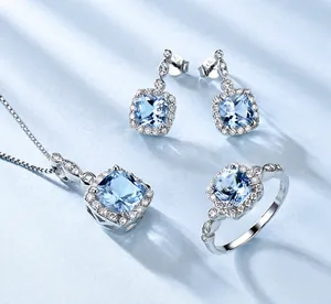 Vista dettagliata del set gioielli in argento S925 con pietre blu quadrate e diamanti