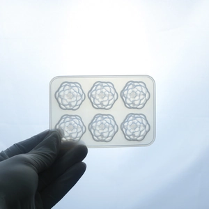 Dettaglio dello stampo in silicone flessibile a 6 fori a forma di rosa per resina e dolci