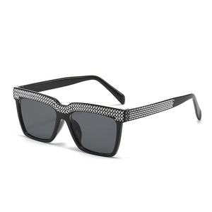 Modische quadratische Oversize-Sonnenbrille für Damen mit schwarzem Rahmen und Strasssteinen