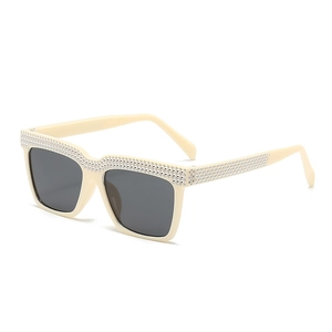 Übergroße quadratische Sonnenbrille in Cremeweiß mit Strassbesatz und grauen Gläsern
