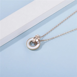 Détail du collier en titane rose gold avec chiffres romains et incrustation en nacre