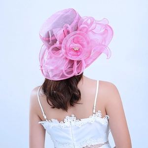 Vue arrière du chapeau de soleil en organza rose avec grandes fleurs 3D et volants