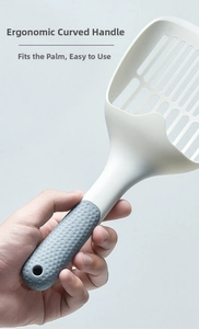 Poignée ergonomique d'une pelle à litière pour chat avec texture antidérapante