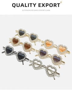 Détail de lunettes de soleil cœur de luxe avec montures en métal serties de cristaux variés