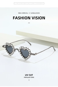 Détail de lunettes de soleil en cœur avec monture sertie de diamants et verres gris