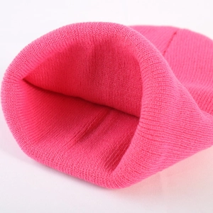 Klassische leuchtend rosa Strickmütze mit Rippbündchen für Winterwärme und Mode