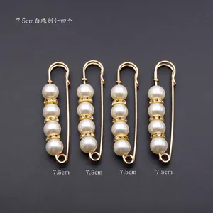 Vue détaillée de quatre épingles de sûreté dorées de 7,5cm avec perles et strass