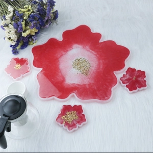 Blumen-Tablett-Set aus Harz mit rotem Farbverlauf und edlen Goldfolien-Akzenten