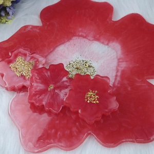 Makroansicht der Blumen-Untersetzer aus Harz mit Farbverlauf in Rosé und Goldfolien-Inlay