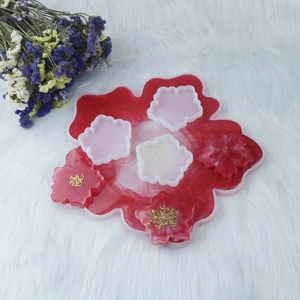 Makroansicht der DIY-Silikonformen für Blumenuntersetzer mit Harzblumen und Metallic-Akzenten