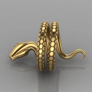 Primer plano de anillo de serpiente dorado con escamas hexagonales y diseño en espiral