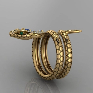 Detalle de anillo de serpiente con escamas doradas y circonitas azules incrustadas