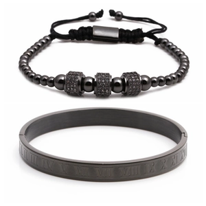 Détail du jonc en acier à chiffres romains et bracelet en perles noires pour hommes