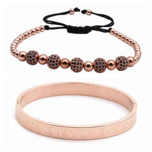 Details von roségoldenem Armreif mit römischen Ziffern und schwarzem Perlenarmband