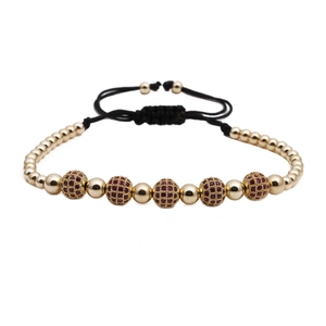 Detail eines Perlenarmbands mit goldenen Perlen, lila Zirkonia und schwarzer Kordel