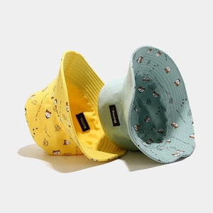 Détail d'un bob en coton avec imprimé Shiba Inu mignon et tissu jaune réversible