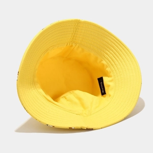 Vue détaillée de l'intérieur du bob en coton jaune avec étiquette tissée et coutures
