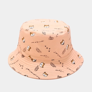 Gros plan des motifs Shiba Inu et des coutures fines sur un chapeau bob en toile rose