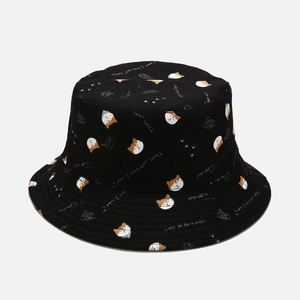 Détail de l'imprimé Shiba Inu et du texte sur le tissu noir du bob pour soleil