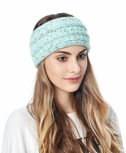 Détail du bandeau d'hiver en tricot vert menthe avec touches de couleurs variées