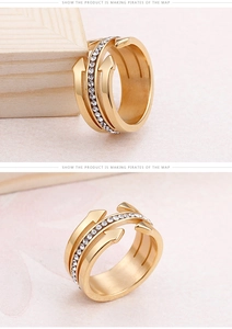 Vue détaillée d'une bague plaquée or 18 carats avec motifs de flèches et cristaux pavés